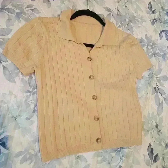 SHEIN soft beige button down Tshirt crop top - Picture 1 of 5